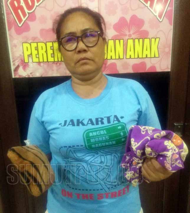 Foto: Diva Suwanda/Sumut Pos Elisnawati Br Pasaribu, warga Jalan Binjai, dianamankan polisi karena mencuri emas.