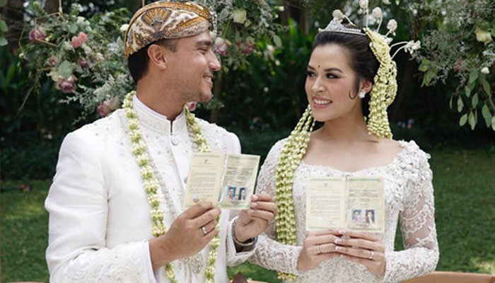 Pasangan penyanyi Raisa Andriana dan presenter sekaligus aktor Hamish Daud resmi menikah di Ayana Midplaza Hotel, Karet Tengsim, Jakarta Pusat, Minggu (3/9/2017).
