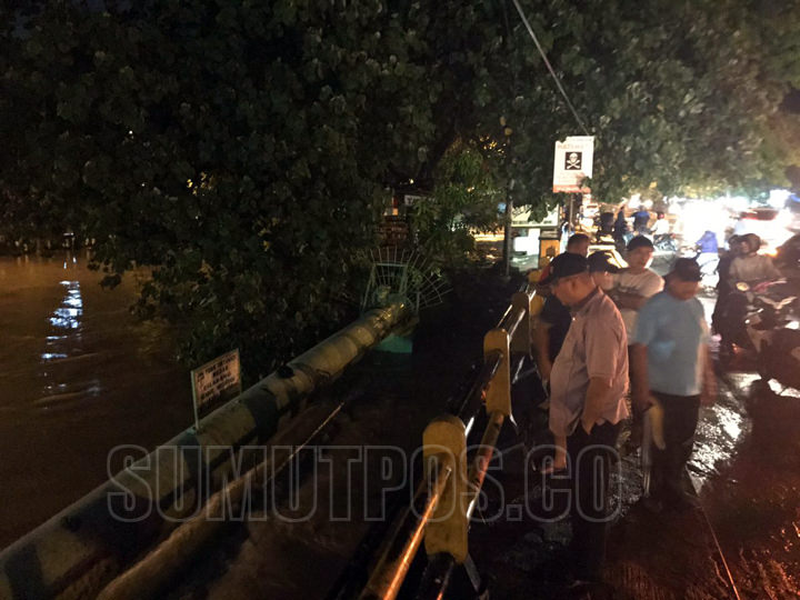 Dzulmi Eldin saat meninjau Sungai Sikambing yang meluap di Jalan Gatot Subroto.