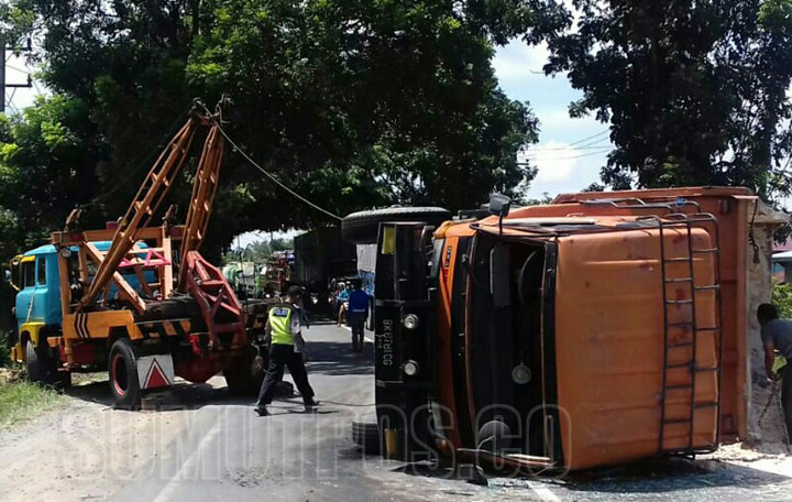 Truk Mitsubitshi warna kuning BK 8781 CG bermuatan ampas ubi tergelincir di Kecamatan Sei Bamban, Senin (25/9) sekira pukul 07.30 WIB.