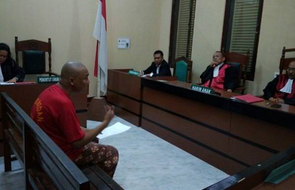 Khaerul Benjamin bin Ibrahim alias Benji, menangis meminta Majelis Hakim Pengadilan Negeri Medan agar mengampuninya, Rabu (11/10) sore.