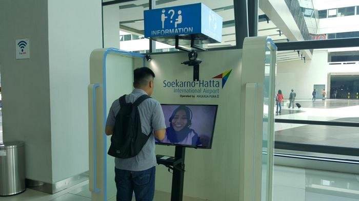 Siapapun yang membutuhkan berbagai informasi terkait penerbangan dan lainnya di Bandar Udara Internasional Soekarno-Hatta, kini bisa memanfaatkan layanan video contact center yang baru diluncurkan Angkasa Pura II.