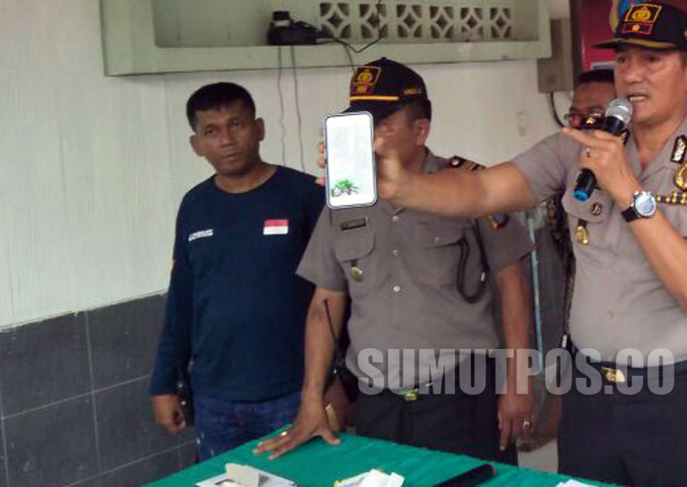 Foto: Sormin/PM Kompol Hartono Kapolsek Medan Area saat menunjukkan barang bukti dalam kasus pembongkaran rumah, dengan tersangka Tumpak Sitorus. Tumpak tewas ditembak karena melawan petugas.
