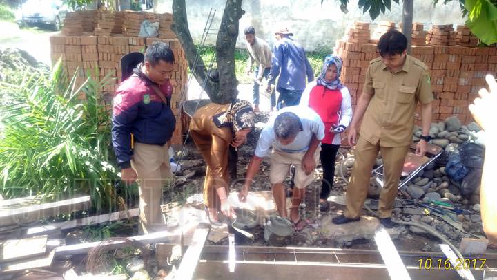 Lurah Suka Maju letakkan batu pertama bedah rumah.