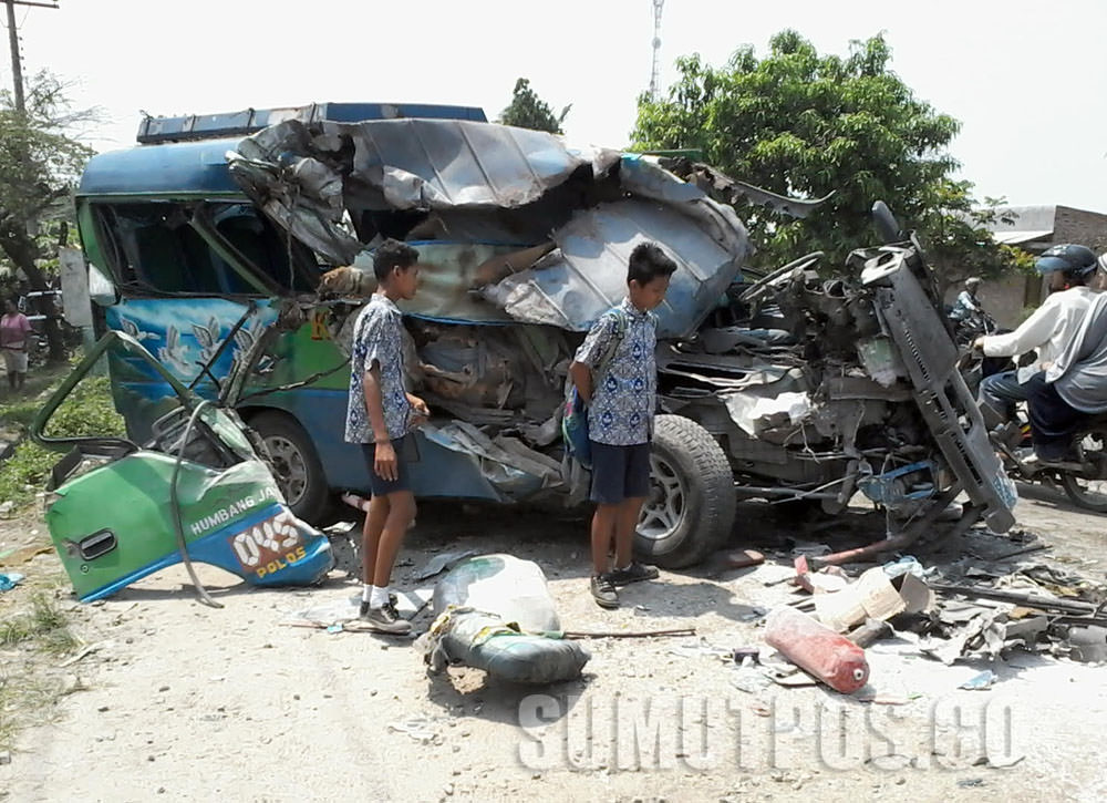 Foto: War/PM Bus KUPJ Tour ringsek usai menabrak truk elpiji dan menghantam sepeda motor, di Jalinsum Medan  Tebing Tinggi, tepatnya di KM 47-48, Dusun I, Desa Sei Sijenggi, Kec. Perbaungan, Kamis (19/10), sekira pukul 12.00 Wib. Seorang penumpang tewas,