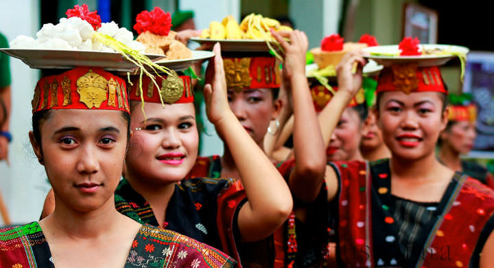 Gadis Batak bersiap manortor. Tortor adalah nama tarian adat Batak, yang bermukim di kawasan Danau Toba.