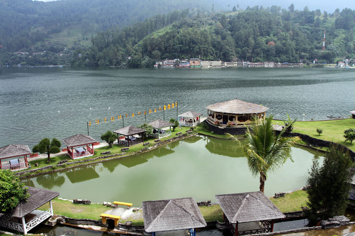 TRIADI WIBOWO/SUMUT POS--Danau Toba di foto dari Hotel Inna Parapat, Senin (15/2)