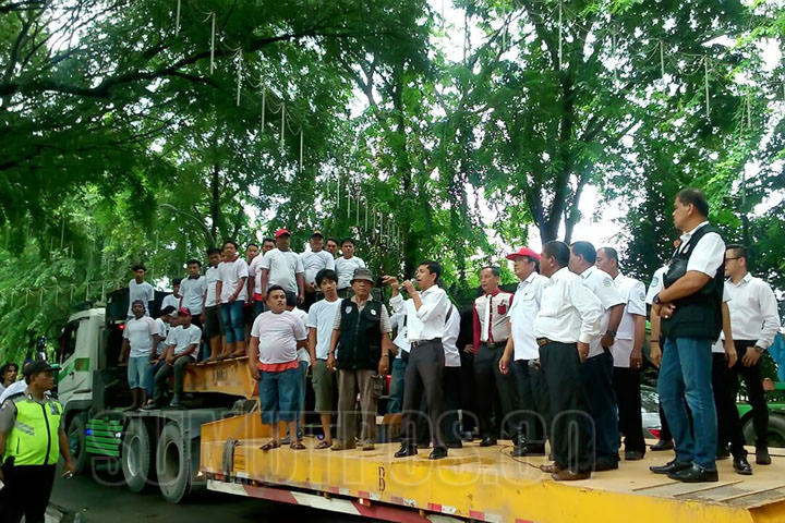 Foto: Andika/Sumut Pos Puluhan sopir truk dan pengurus organisasi angkutan darat (Organda) Sumut melakukan aksi unjuk rasa di gedung DPRD Sumut, Senin (2/10).