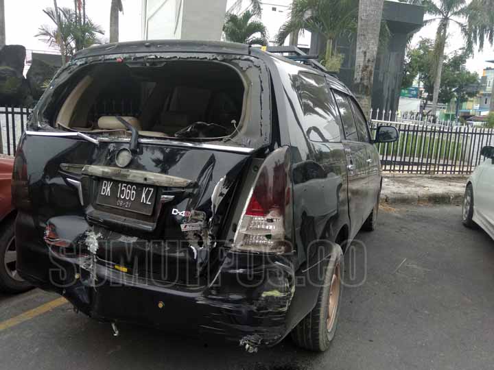 Foto: Diva/Sumut Pos Mobil Toyota Innova hitam BK 1566 KZ yang ringsek ditabrak kereta api.