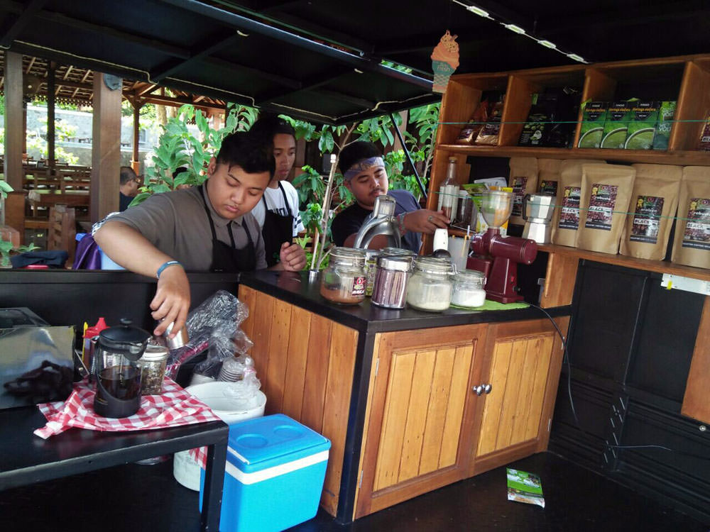 Di Banten sedang ada Festival Industri Kreatif Kopi Indonesia ke-1 tahun 2017, yang oleh netizen dipopulerkan dengan #PesonaIKKIFest2017.