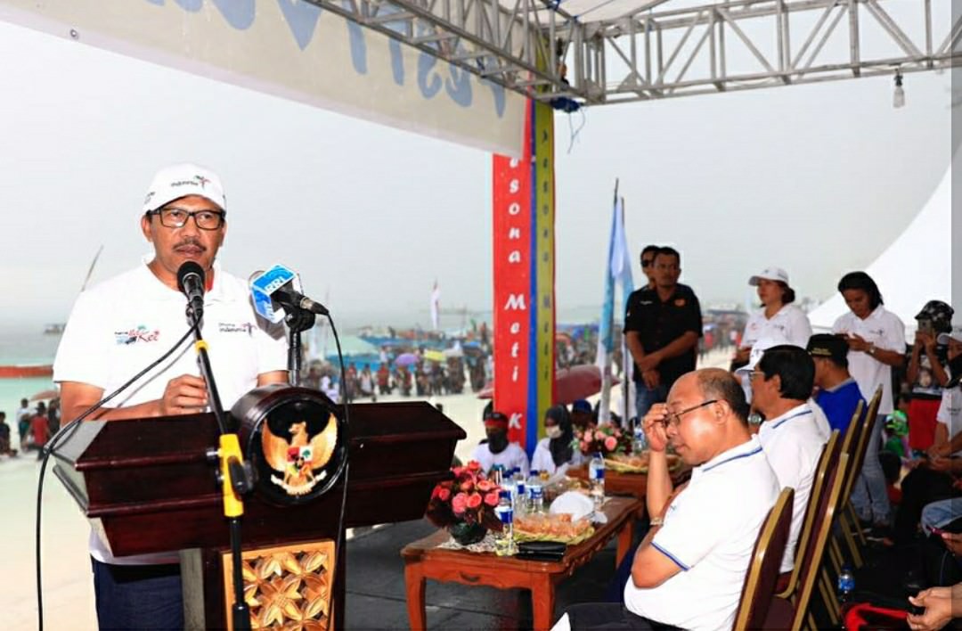 Sekretaris Kemenpar Ukus Kuswara memberi kata sambutan saat membuka Festival Pesona Meti Kei (FPMK) 2017 yang digelar 19-22 Oktober 2017. Acara ini menghadirkan seni budaya Kei. Mulai dari Tarik Tali Tangkap Ikan, Cerita Rakyat Kei, hingga tarian tradisio