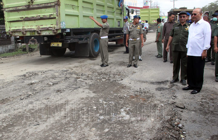 Wali Kota Medan, Drs HT Dzulmi Eldin didampingi Kadis PU Medan, Khairul Syahnan meninjau jalan rusak beberapa waktu lalu.