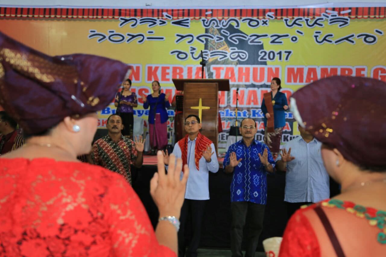 Bupati Simalungun JR Saragih menghadiri perayaan kerja tahun Mamre GBKP se-Klasis Medan Namo Rambe 2017 di Desa Kuta Tengah, Kecamatan Namo Rambe, Deli Serdang, Sumatera Utara, Sabtu (7/10/2017).