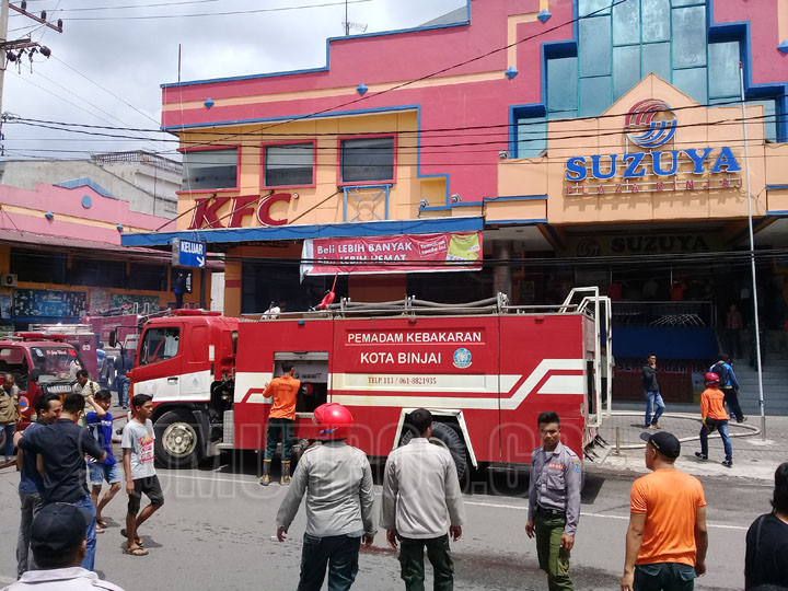 Foto: Teddy Akbari/Sumut Pos Petugas pemadam kebakaran berupaya memadamkan dapur KFC yang terbakar.
