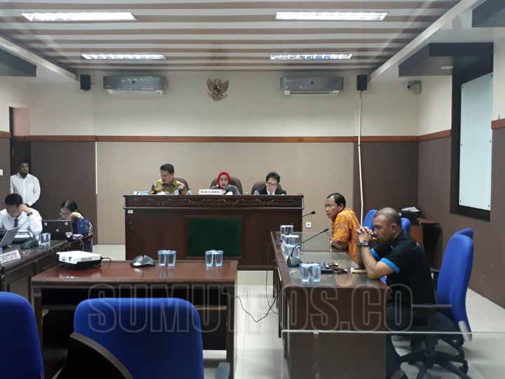 Foto: M IDRIS/SUMUT POS  Majelis KPPU menyidangkan kasus dugaan kartel PT ASK dan PT SG, terkait penetapan tarif handling di kawasan TPP Kantor Pelayanan Bea Cukai Belawan. Dalam sidang yang digelar di Kantor KPPU Perwakilan Medan, diputuskan keduanya tak
