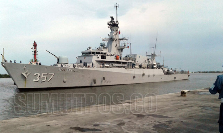 Foto: Fachril/Sumut Pos KRI Bung Tomo di Dermaga Gudang Arang, Belawan, Kamis (26/10) pagi.
