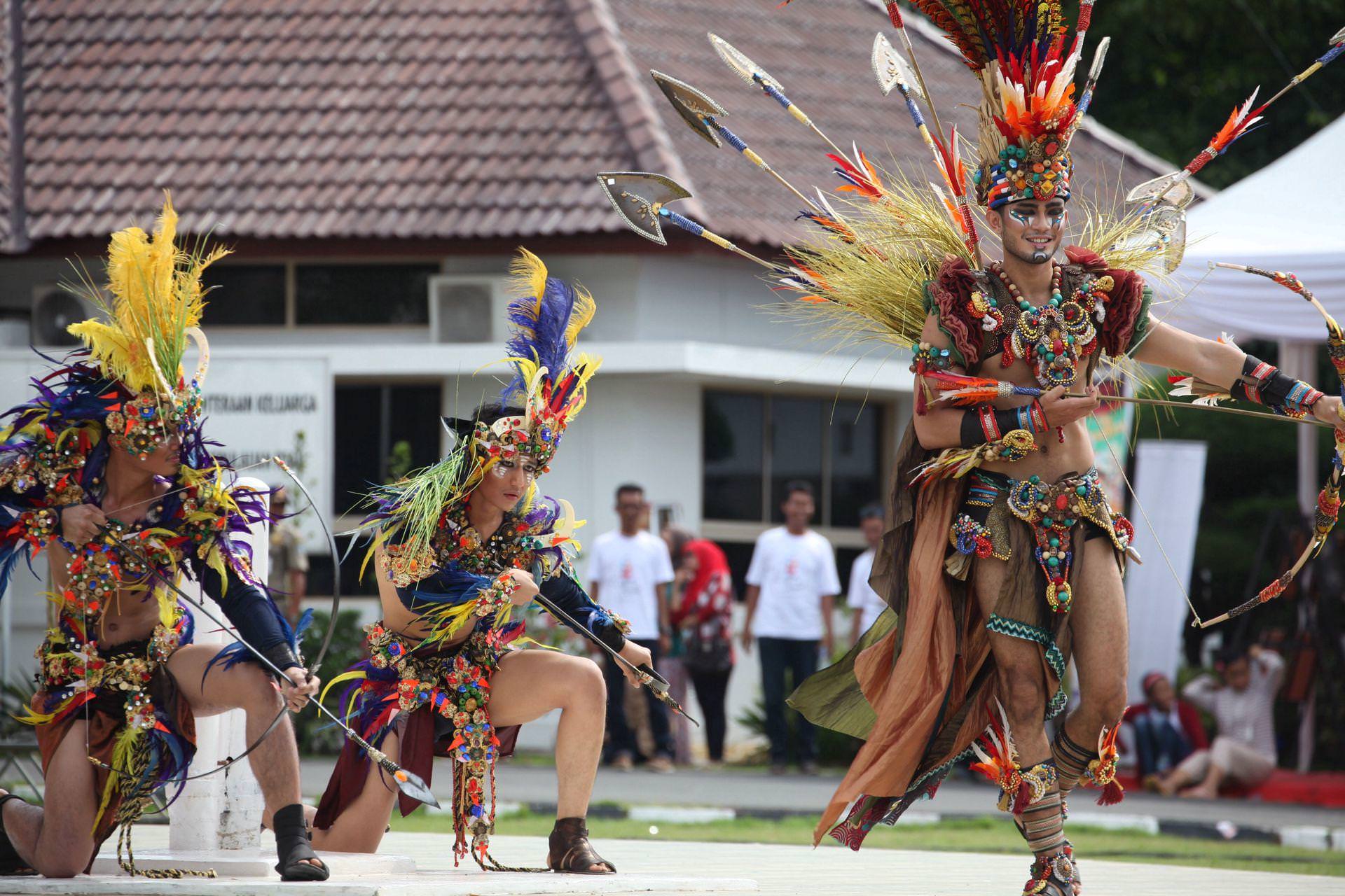 Pawai budaya dan pawai kendaraan hias dengan latar belakang bangunan kuno yang artistik bisa Anda nikmati pada 21 Oktober 2017 di acara Kepri Carnival 2017 di Tanjungpinang Kepulauan Riau.