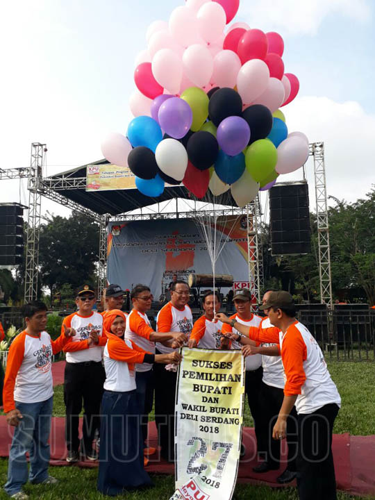 Foto: HENDRIK/SUMUT POS LEPAS BALON: Komisioner KPU Sumut dan yang mewakili Bupati Deliserdang melepas balon pertanda tahapan pilkada dimulai, Jumat (6/10).