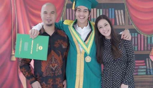 Foto Instagram Maia Maia Estianty mengunggah foto bersama Ahmad Dhani dan putra keduanya El Rumi yang sudah lulus SMA.