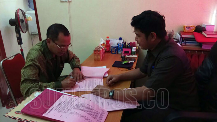 Foto: Aditia Laoli/Sumut Pos Dihadapan Kasipidsus Kenari Nisel, Chalis Al Rassi, Terpidana Hukuasa Ndruru menandatangani berita acara penahannya, di Kantor Kejari Nisel, selanjutnya di tahan di LP kelas II B Gunungsitoli. (Selasa, 3/10).