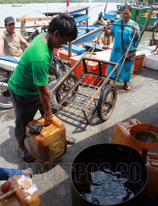 TRIADI WIBOWO/SUMUT POS Sejumlah nelayan membawa jenis solar di tempat pelelangan ikan (TPI) Bagan Deli Medan Belawan, Kamis (17/4)