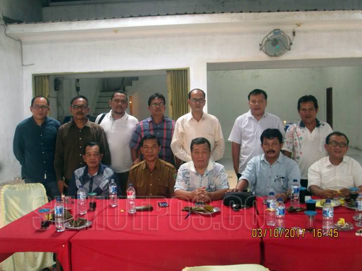 RAPAT: Dewan Pembina DPP KBN Sumut DR RE Nainggolan (paling kanan) bersama pengurus inti DPP KBN Sumut seusai rapat pembangunan Monumen Toga Nainggolan dan pembentukan Panitia Natal KBN tahun 2017 di Medan, belum lama ini.