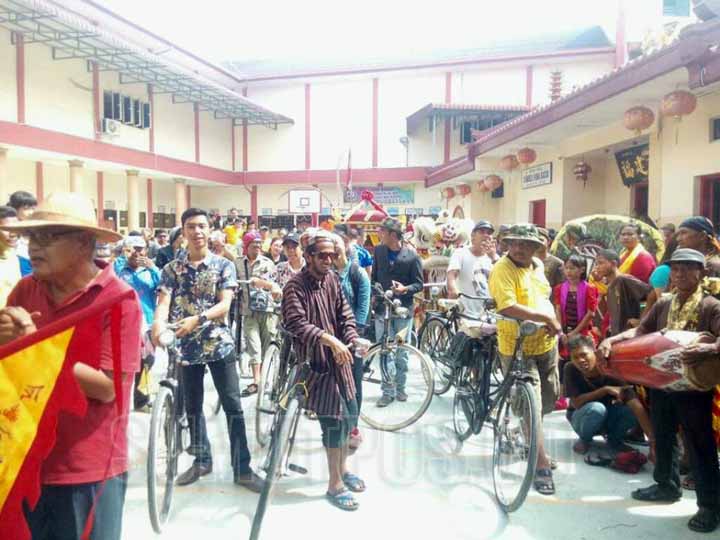 Keterangan Foto: Foto: Sopian/Sumut Pos ARAK-ARAKAN: Ontelist se-Sumatera Utara bersama Vihara Avoliketes Vara Hong Sun See Temple mengarak patung Dewa Seng Ong Kong keliling Kota Tebingtinggi.