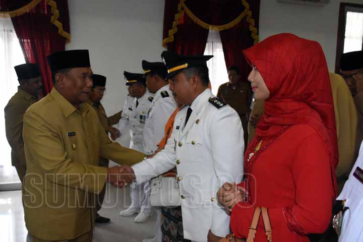 Foto: Batara/Sumut Pos Bupati Deliserdang Ashari Tambunan menyalami camat yang baru dilantik di Aula Cendana Kantor Bupati Deliserdang, Lubukpakam, Senin (9/10).
