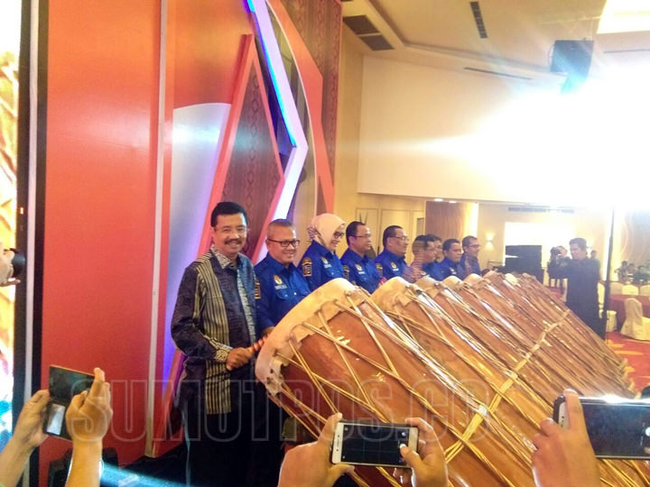 Foto: Andika/Sumut Pos LAUNCHING: Gubsu HT Erry Nuradi (batik) bersama Ketua KPU RI dan Komisioner KPU Sumut saat launching Pilgubsu di Hotel Tiara, Minggu (9/10) malam.