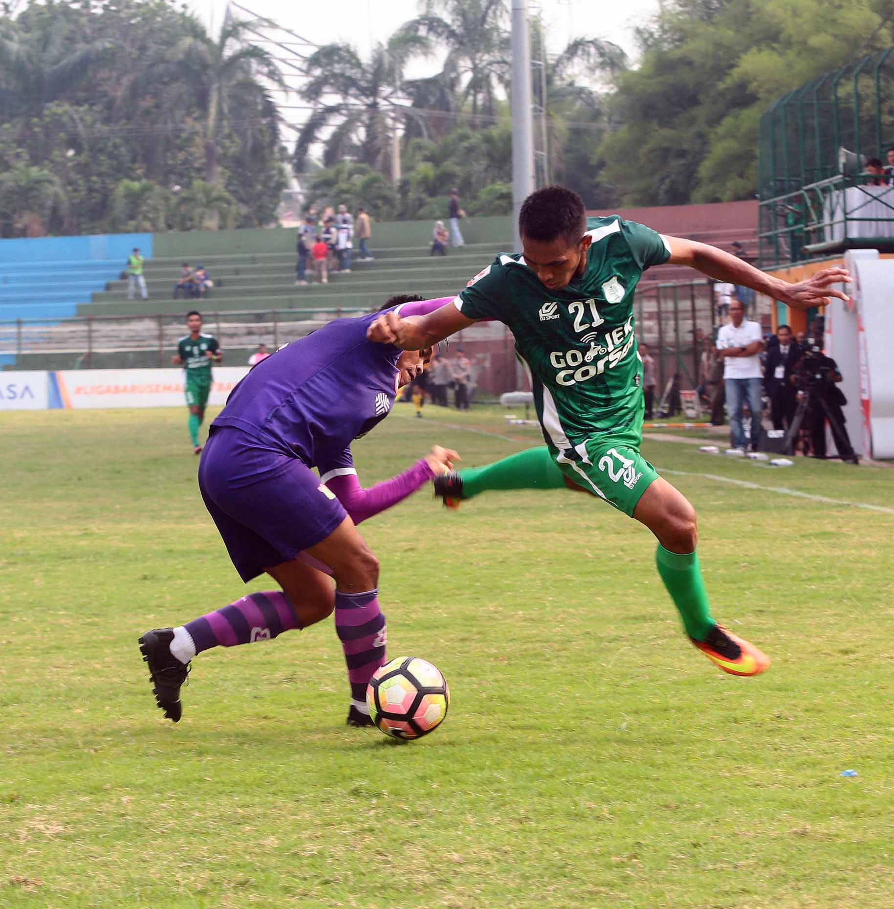 Pemain PSMS Medan Frets Butuan melewati pemain PERSITA Tangerang dalam lanjutan 16 besar pertandingan Liga 2 antara Persita Tangerang VS PSMS Medan di Stadion Mini Cibinong, Bogor, Jawa Barat, Rabu (11/10/17). PSMS Medan berhasil mengalahkan Persita Tange