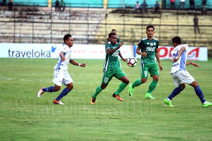 Foto: Sutan Siregar/Sumut Pos Elthon Maran mempertahankan bola dari hadangan pemain PSIS.  PSMS harus bersabar menunggu jadwal delapan besar.