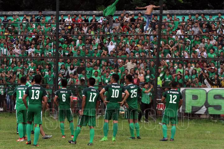 SUTAN SIREGAR/SIREGAR SELEBRASI_Para pemain PSMS Medan melakukan selebrasi usai I Made Wirahadi mencetak gol ke gawang Persibat Batang dalam lanjutan Liga 2 di Stadion Teladan Medan, Selasa (3/10) Psms Medan berhasil meraih kemenangan dengan mengalahkan p
