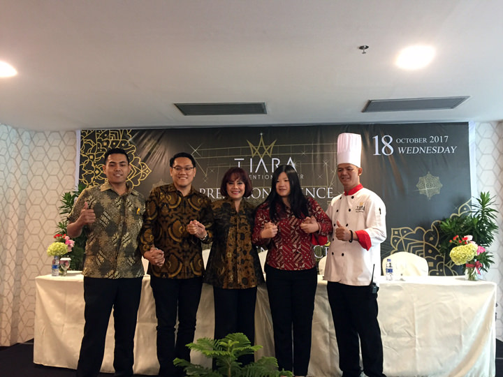 Executive Manager Tiara Convension Center Frida Tetty (tengah) bersama Managemen PT Tahta Medan.