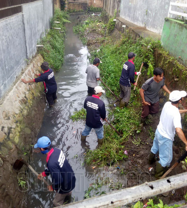 Tim Buser P3SU Kecamatan Medan Amplas melakukan normalisasi Parit Sulang Saling dari tumpukan sampah, Selasa (3/10).
