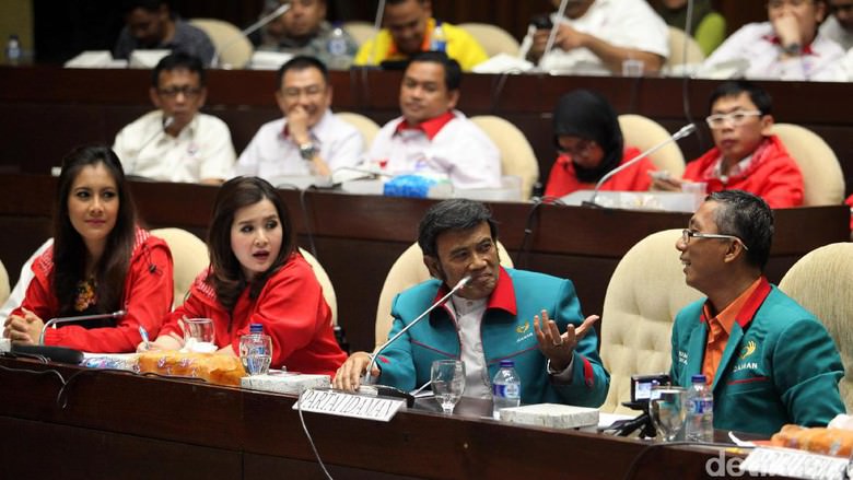 Empat partai baru mengikuti rapat dengar pendapat di DPR.