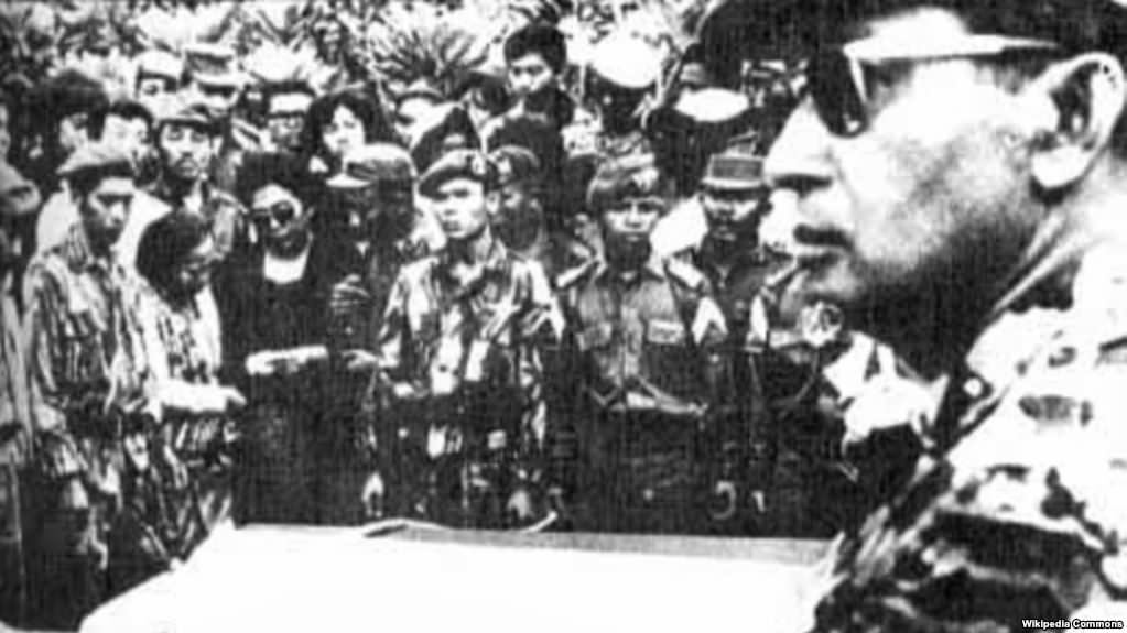 Foto: Wikipedia  Pemakaman para pahlawan revolusi. Tampak Mayjen Soeharto di sebelah kanan.