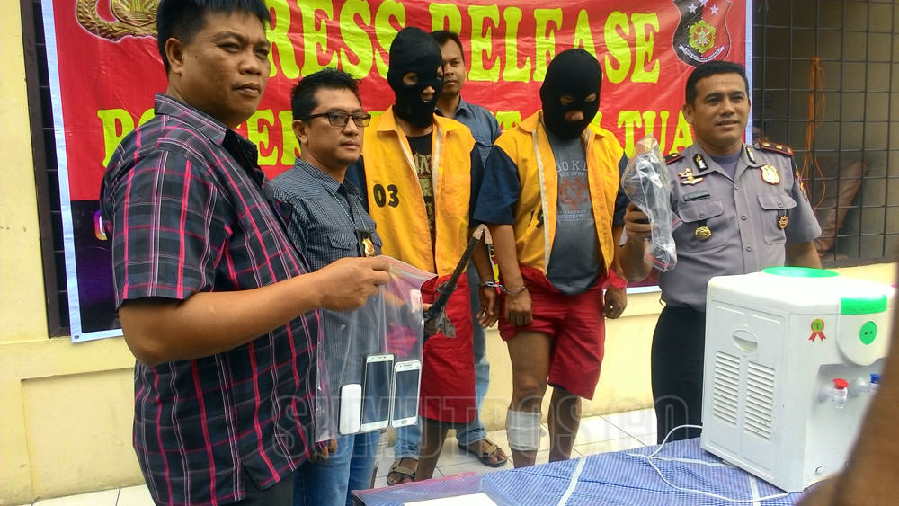 Foto: Sormin/PM Kapolsek Percut Sei Tuan, Kompol Pardamean Hutahaean SH Sik didampingi Kanit Reskrim, Iptu Philip Antonio Purba SH, memaparkan penangkapan dua tersangka pembobol rumah mewah, yakni Pendi alias Ahong) dan Yusuf Andika Putra.