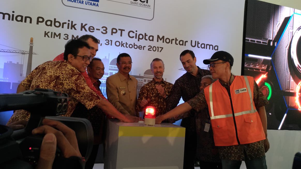 Foto: Dame/SUMUTPOS.CO Gubsu Dr. Ir. H. Tengku Erry Nuradi, M.Si, didampingi Delegasi Umum Asia Pasifik Saint-Gobain, Javier Gimeno, Presiden Direktur PT Cipta Mortar Utama, Jose Martos, Staf Khusus Menteri Perindustrian, Happy Bone Zulkarnain, dan Staf A