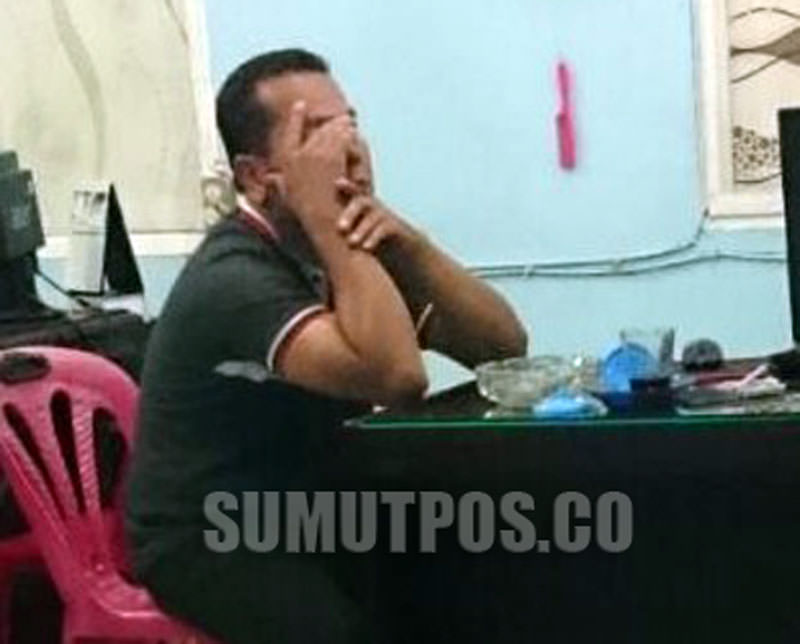 Edy Zebua, polisi gadungan ditangkap di panti pijat Bunda Jalan Platina, Medan Marelan, Selasa (10/10), karena memeras pegawai di sana.