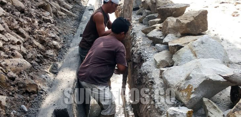 Proyek drainase di Jalan Umur Abbas 1, Kel. Bunga Tanjung, Link. VII, Kec. Datuk Bandar Timur, berbiaya Rp119,2 juta, retak meski baru hitungan hari selesai dikerjakan.