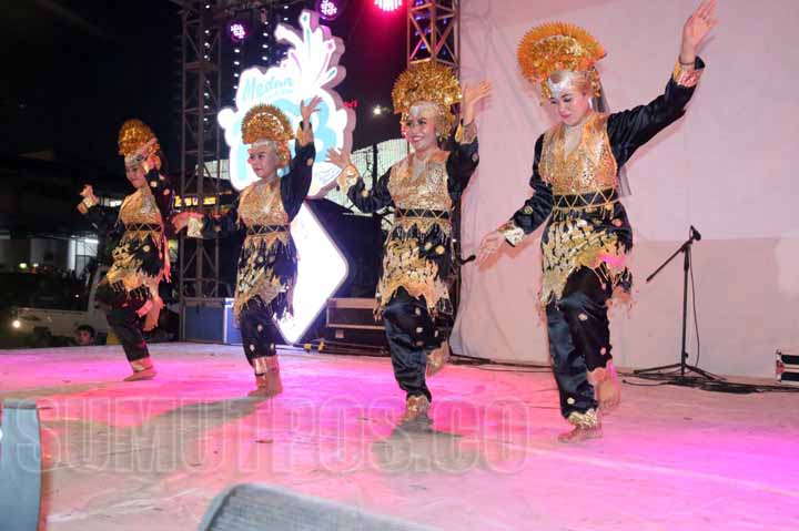 Penari membawakan tari tradisional pada pertunujukan Pentas Seni Budaya yang mengusung Rancak Irama Minang di Jalan Pulau Penang, Sabtu (710) malam.