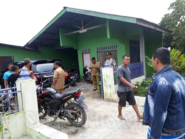 Foto: HENDRIK/SUMUT POS  RAMAI: Warga ramai mendatangi rumah Poster Hutagaol untuk melihat fenomena uap panas yang keluar dari dalam lantai keramik rumah, Selasa (10/10).