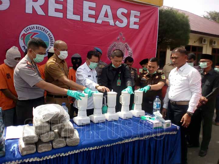 Kapolres Langkat AKBP Dede Rojudin membelnder sabu dalam pemusnahan barang bukti narkoba di halaman Mapolres Langkat, Senin (16/10).