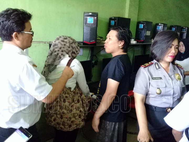 Foto: Teddy Akbari/Sumut Pos Tim gabungan sidak ke Aqila Net di Jalan Perintis Kemerdekaan, Kelurahan Kebun Lada, Binjai Utara, Rabu (11/10). Hasilnya, 2 pelaja SMP Negeri terjaring dan 2 pelajar sukses lolos dari sergapan tim gabungan.