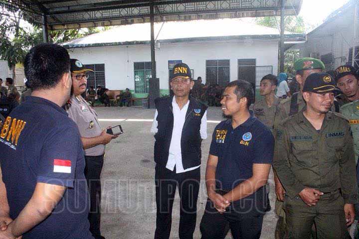 Kepala BNNK Kota Binjai, AKBP Safwan Khayat (dua dari kiri) memimpin aksi tes urin ke Kantor Satpol PP Kota Binjai, beberapa waktu lalu.