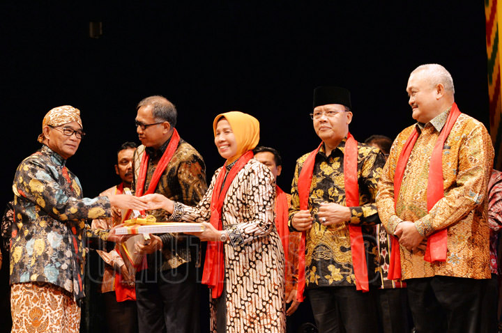 Wakil Gubernur Sumut Hj Nurhajizah Marpaung, menerima sertifikat penetapan WBTB asal Sumut yang diserahkan oleh Menteri Pendidikan dan Kebudayaan RI Muhadjir Effendy pada acara Perayaan dan Penyerahan Sertifikat Penetapan WBTB Indonesia 2017 di Gedung Kes