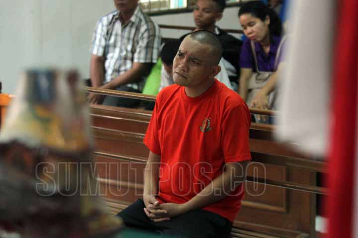 SUTAN SIREGAR/SUMUT POS SIDANG_Khaireyll Benjamin Bin Ibrahim alias Benjy (38) menjalani sidang vonis di Pengadilan negeri Medan, Rabu (18/10) Dirinya divonis bersalah dan dijatuhkan hukuman kurungan penjara selama 11 tahun dan denda 1 milliar rupiah.
