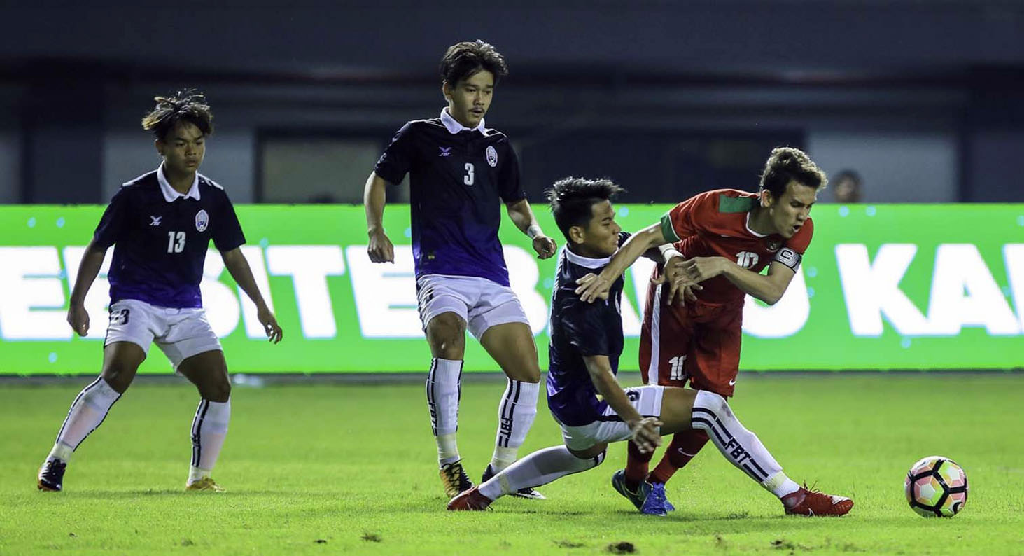 Foto: Wahyudin/Jawa Pos Egy Maulana Vikri, pemain dari Timnas u-19 dijaga oleh Chhoeung Visinu dari Timnas Kamboja U-19, saat pertandingan persahabatan di Stadion Patrior, Bekasi (04/10/2017). Timnas u19 menang dengan skor 2-0 atas Kamboja.