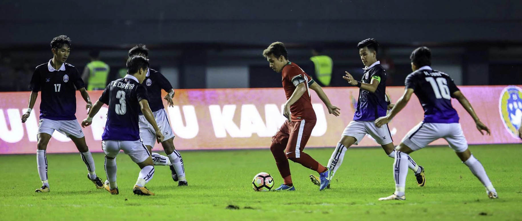 Egy Maulana Vikri pemain dari Timnas u-19 dijaga oleh Kim Chhaya dari Timnas Kamboja u-19 saat pertandingan persahabatan di stadion Patriot, Bekasi (04/10/2017). Timnas u19 menang dengan skor 2-0 atas Kamboja. foto:Wahyudin/jawapos