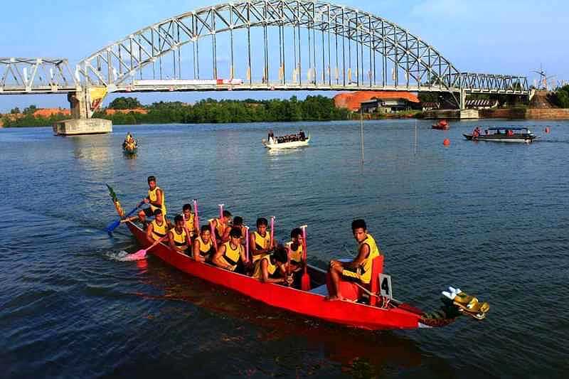 Sebanyak 42 tim dari Indonesia dan Malaysia bersaing dalam Tanjung Pinang Internasional Dragon Boat Race (DBR)  yang dihelat di Sungai Carang, Tanjungpinang, Kepulauan Riau (Kepri), Sabtu (21/10).